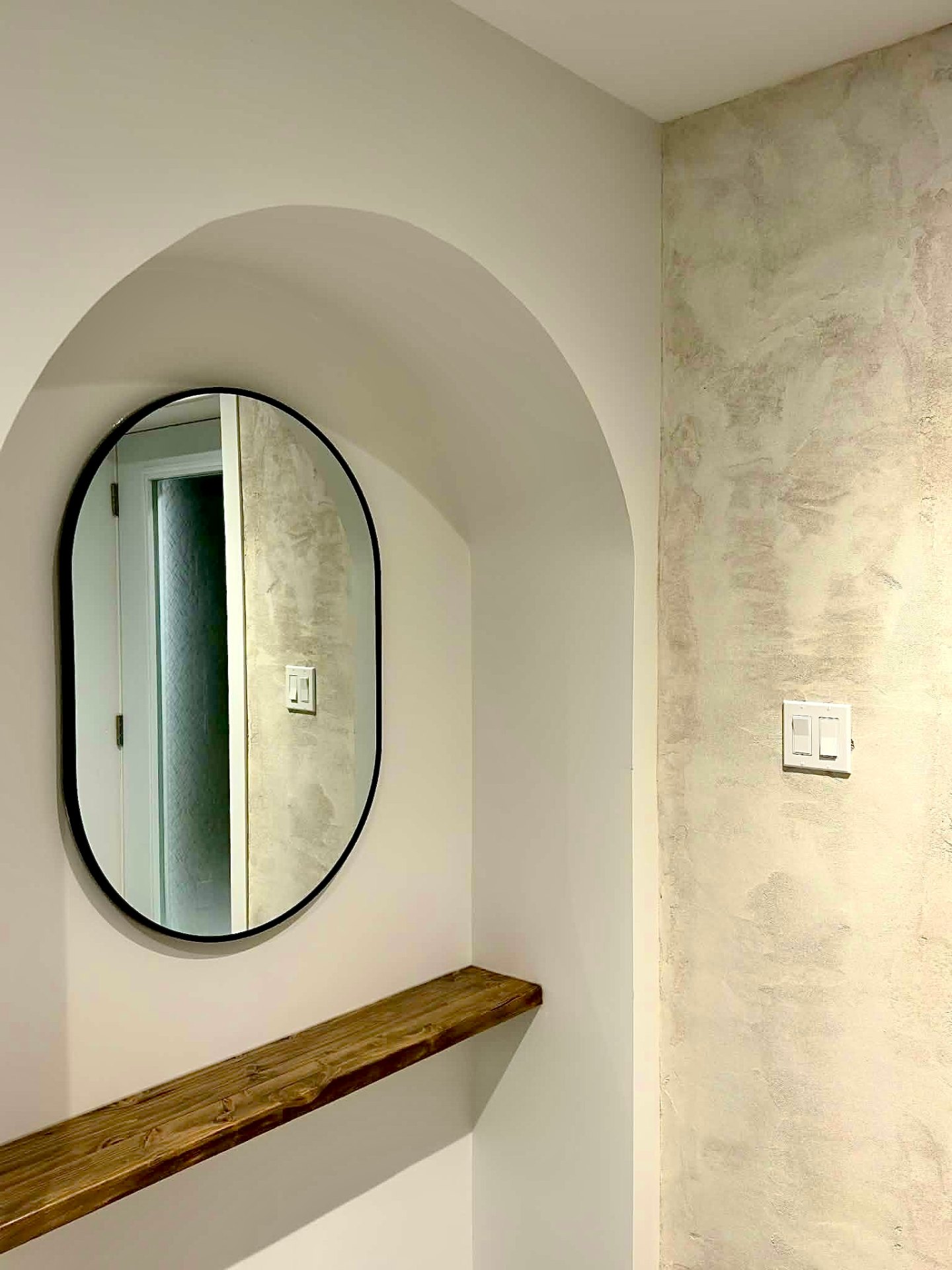 Arche plâtrée et mur travertin
