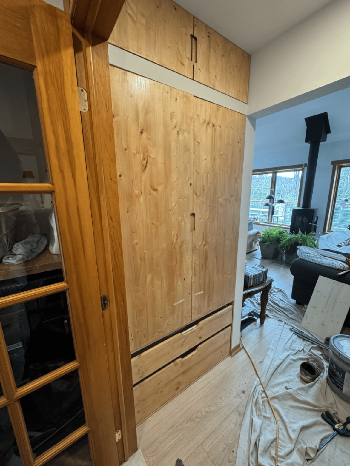 Rangement intégré en bois massif